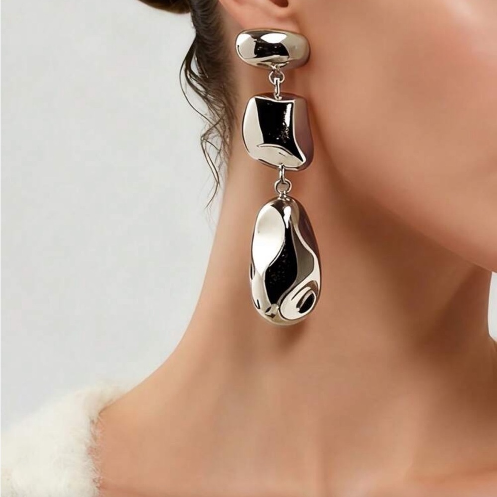 Aurelia Noire Sculptural Earrings